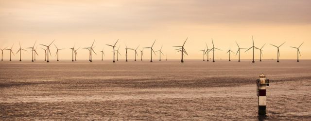 Champ d'éoliennes offshore
