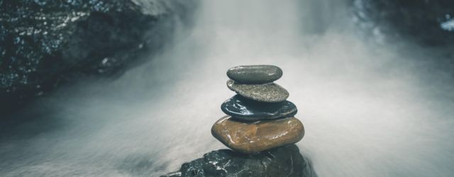 Kern sous une cascade illustrant l'équilibre écologique