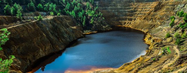 Lac d'acide rouge abandonné illustrant la fragilisation des écosystèmes