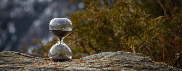 Sablier dans la nature illustrant les limites planétaires