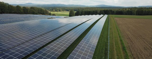 Parc photovoltaïque dans la campagne